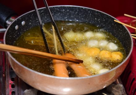 시장 분식집에서 순대와 간, 허파를 썰어 접시에 담는 장면