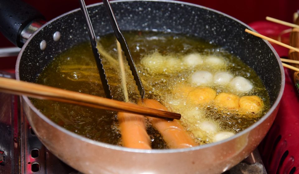 시장 분식집에서 순대와 간, 허파를 썰어 접시에 담는 장면