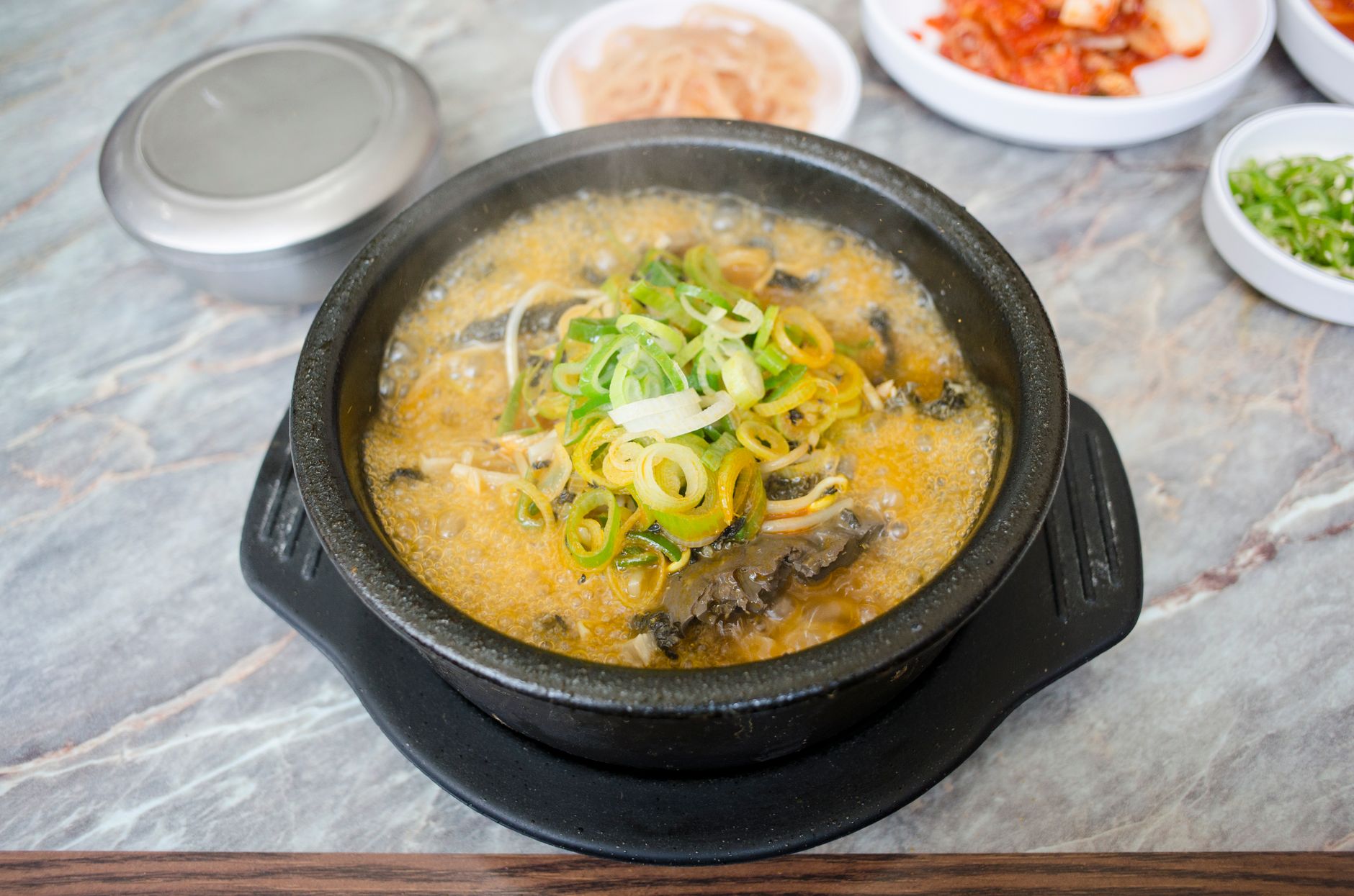 순댓국 한 그릇과 순대 접시가 놓인 시장 식당의 식사 장면