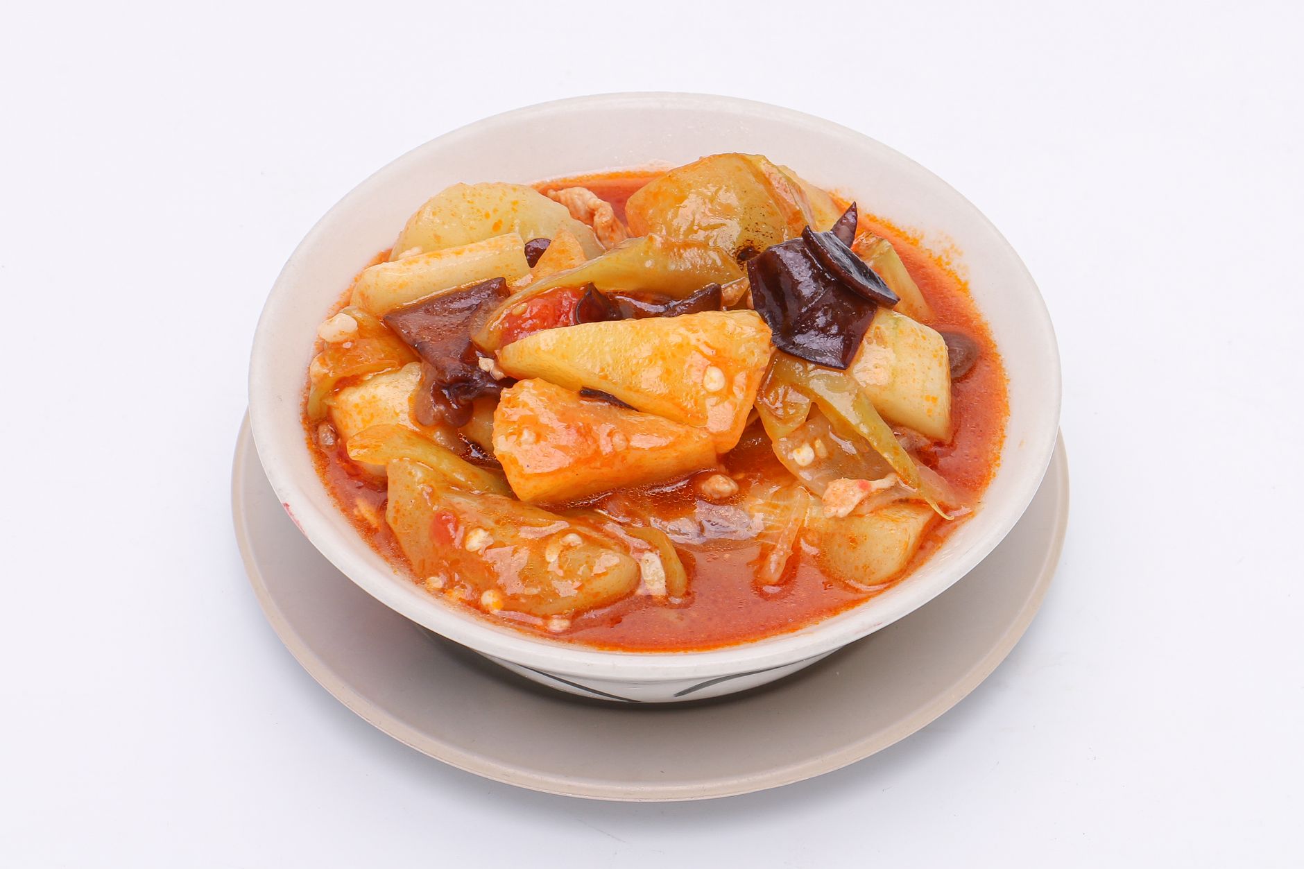 채소가 든 걸쭉한 소스와 바삭한 탕수육을 함께 담은 접시