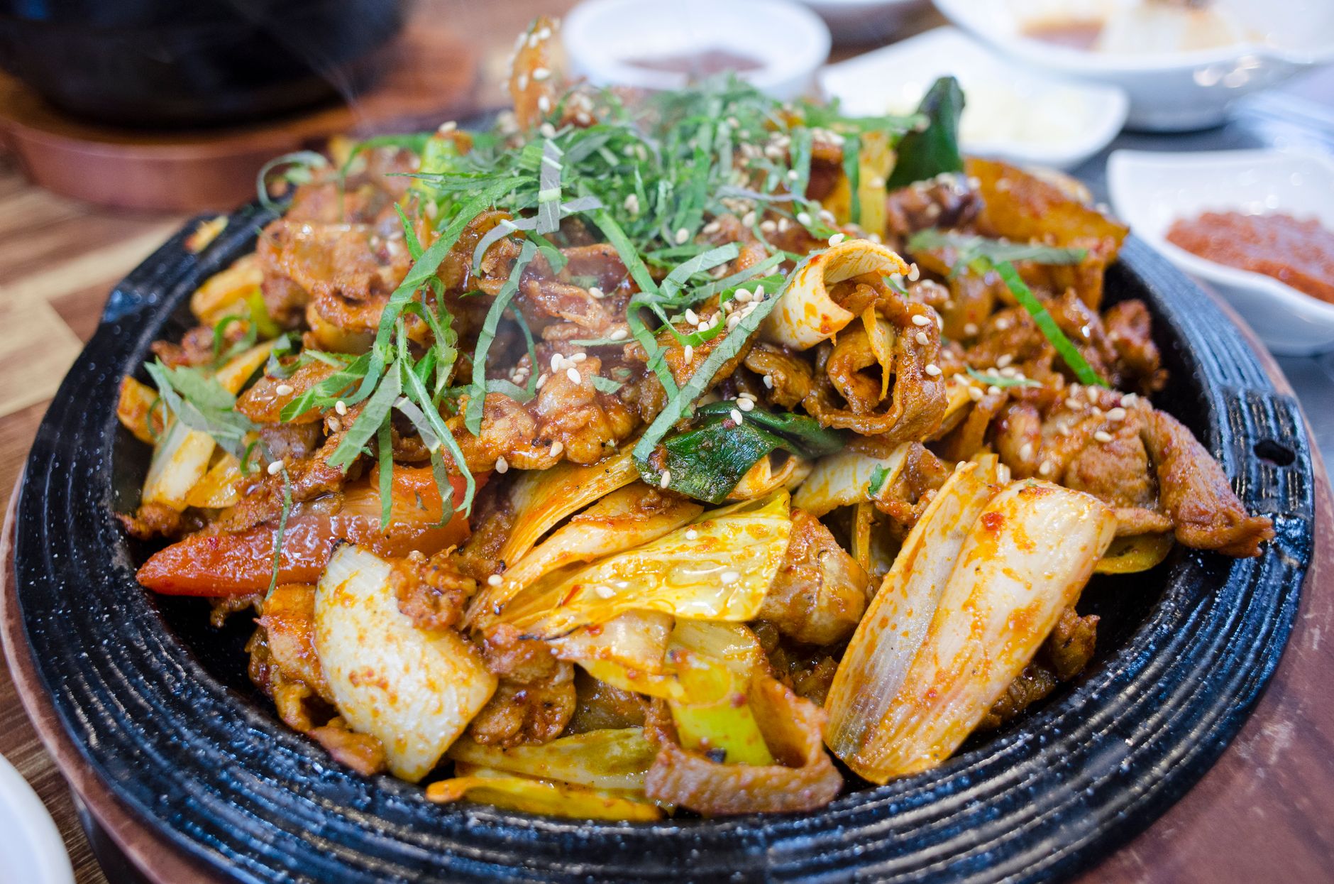 중국집 식탁에 탕수육과 궈바오러우가 함께 놓인 장면