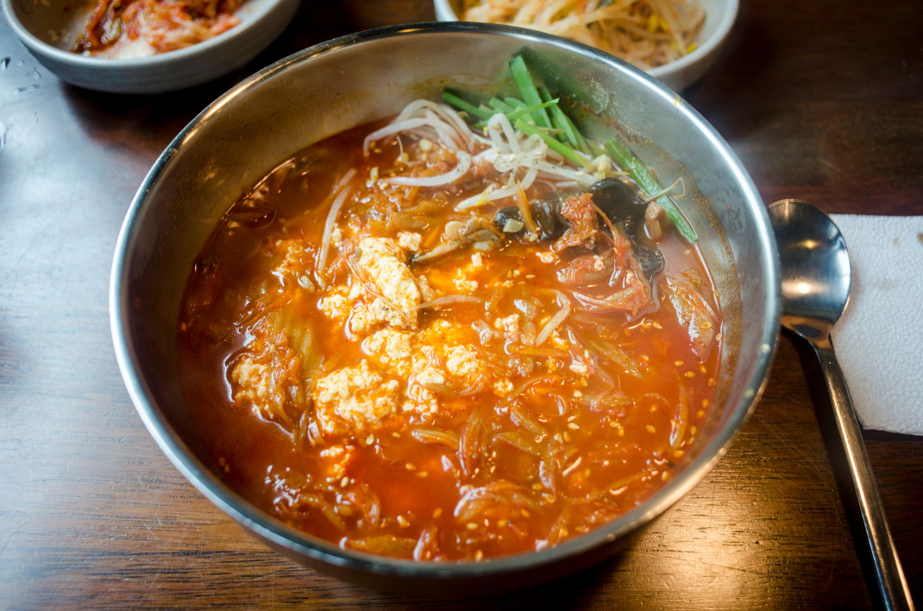 흰 초당순두부와 붉은 짬뽕순두부를 나란히 놓은 식탁