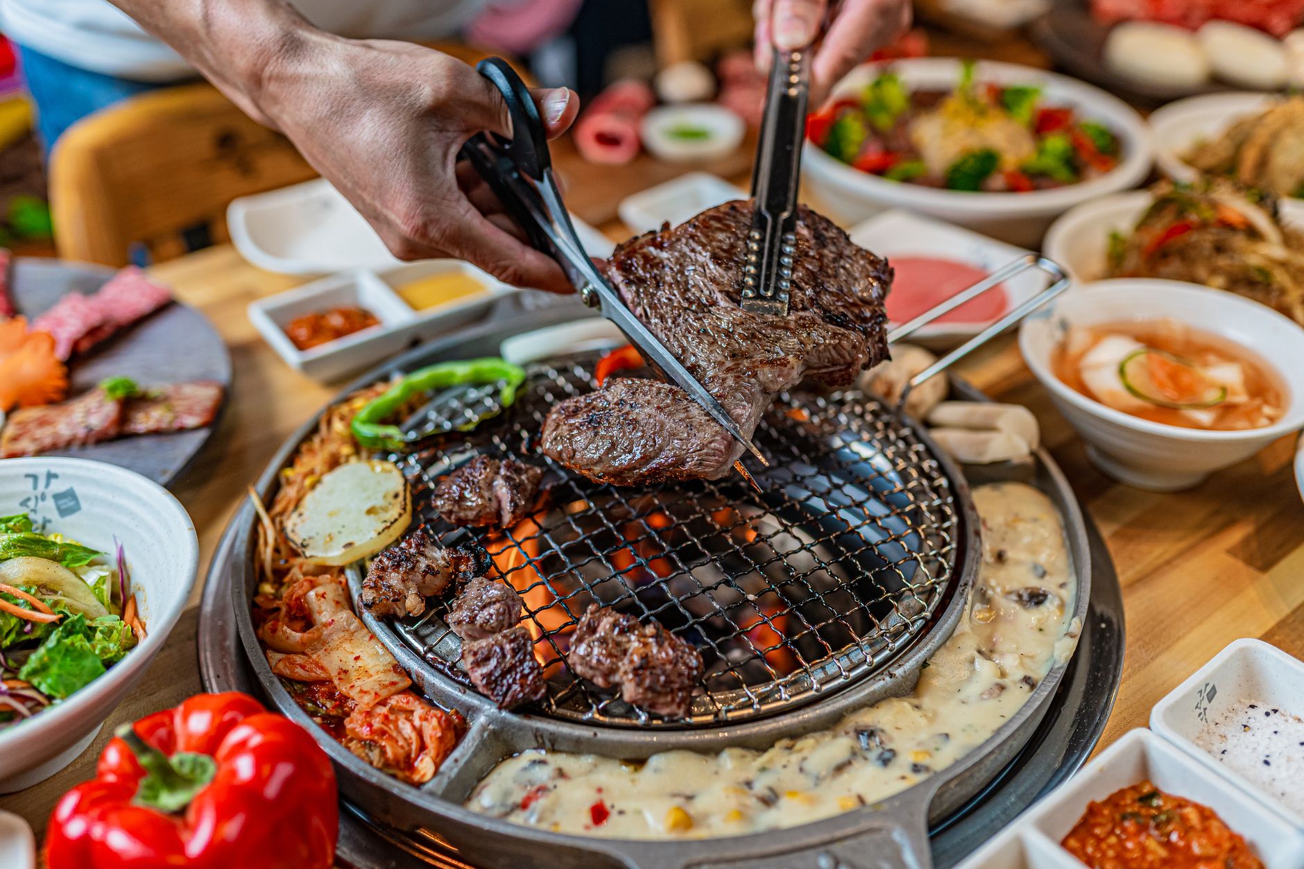 명절이나 잔칫상에 잡채가 넉넉하게 차려진 가족 식사 장면