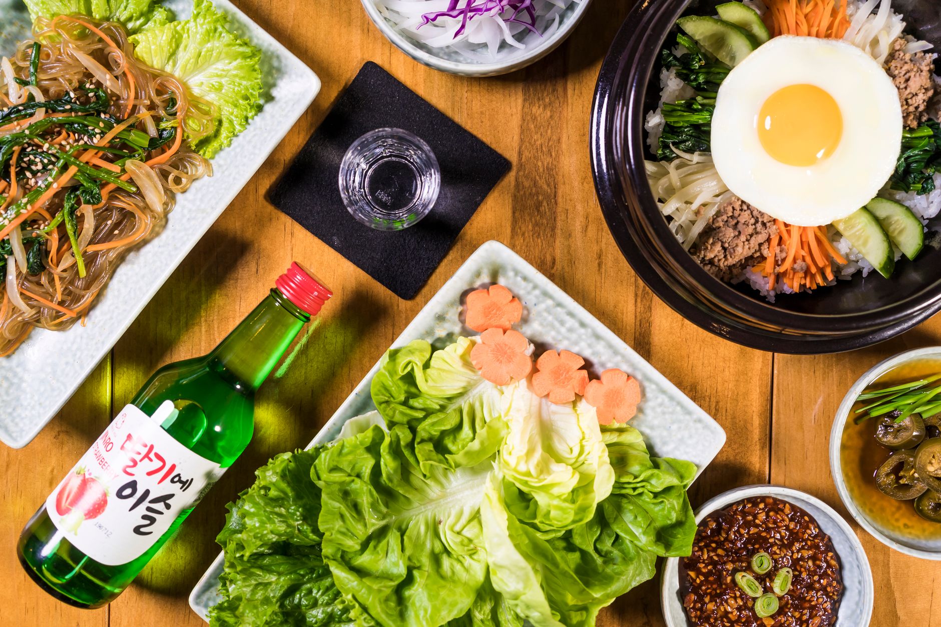여러 재료가 한 접시에 어우러진 잡채를 가까이 담은 명절 식탁 이미지