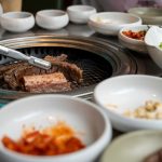 명절 상차림 한가운데 갈비찜이 놓인 모습