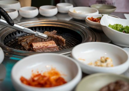 명절 상차림 한가운데 갈비찜이 놓인 모습