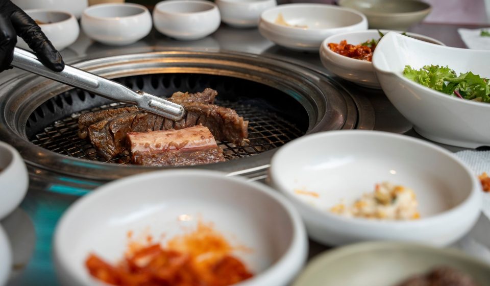 명절 상차림 한가운데 갈비찜이 놓인 모습
