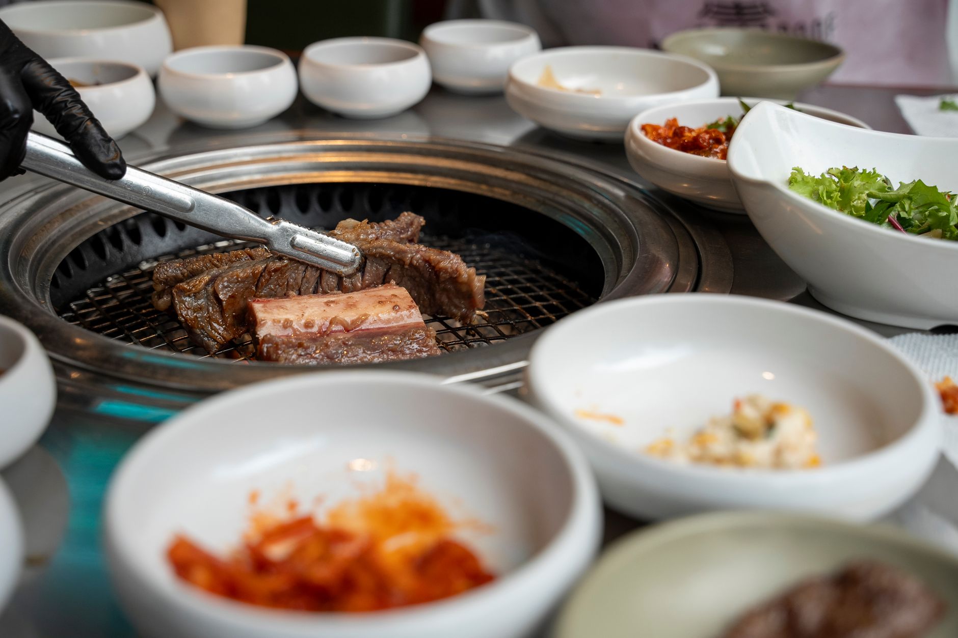 명절 상차림 한가운데 갈비찜이 놓인 모습