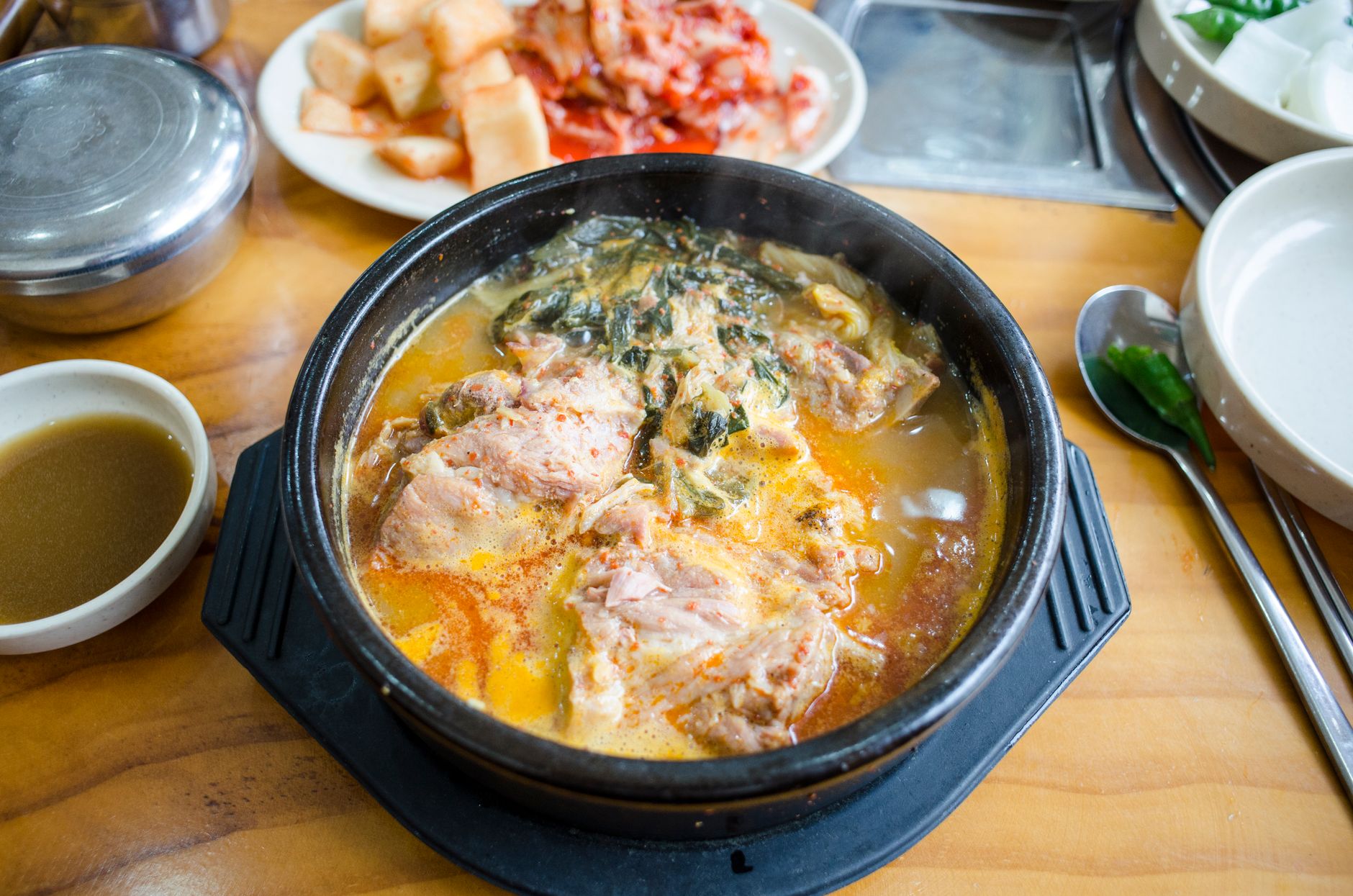 감자탕을 먹은 뒤 사리와 볶음밥을 이어가는 식사 장면