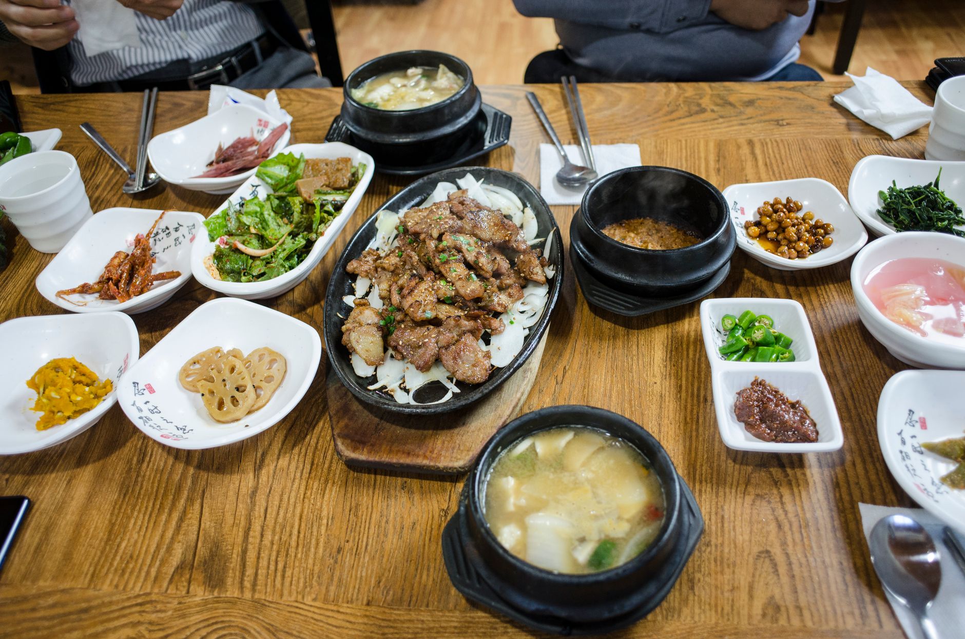 봄철 백반집 식탁에 된장빛 쑥국과 밥·반찬이 놓인 모습