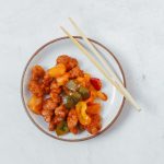 중식당 테이블에 놓인 찹쌀탕수육과 새콤달콤한 소스