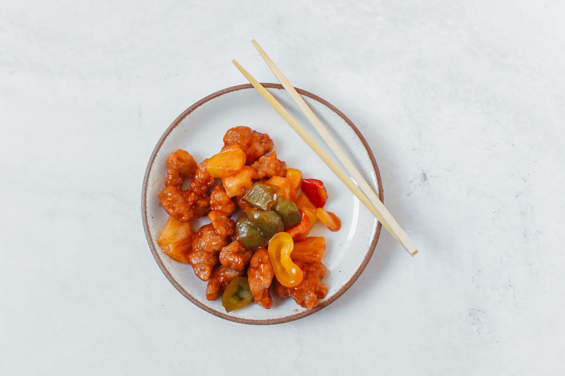 중식당 테이블에 놓인 찹쌀탕수육과 새콤달콤한 소스