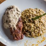 양식당 테이블에 놓인 버섯 리조또와 해산물 리조또
