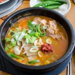 국밥집 식탁에 순댓국과 돼지국밥 두 그릇이 나란히 놓인 모습