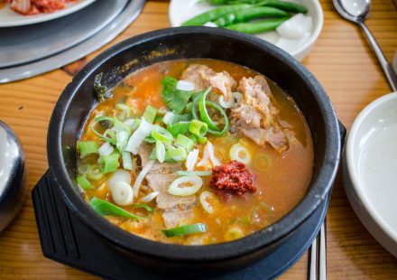 국밥집 식탁에 순댓국과 돼지국밥 두 그릇이 나란히 놓인 모습