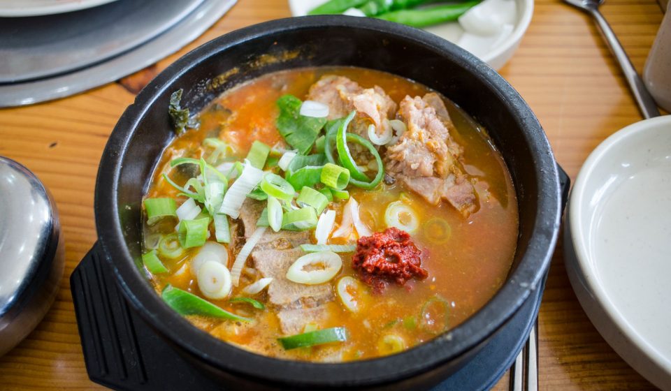 국밥집 식탁에 순댓국과 돼지국밥 두 그릇이 나란히 놓인 모습