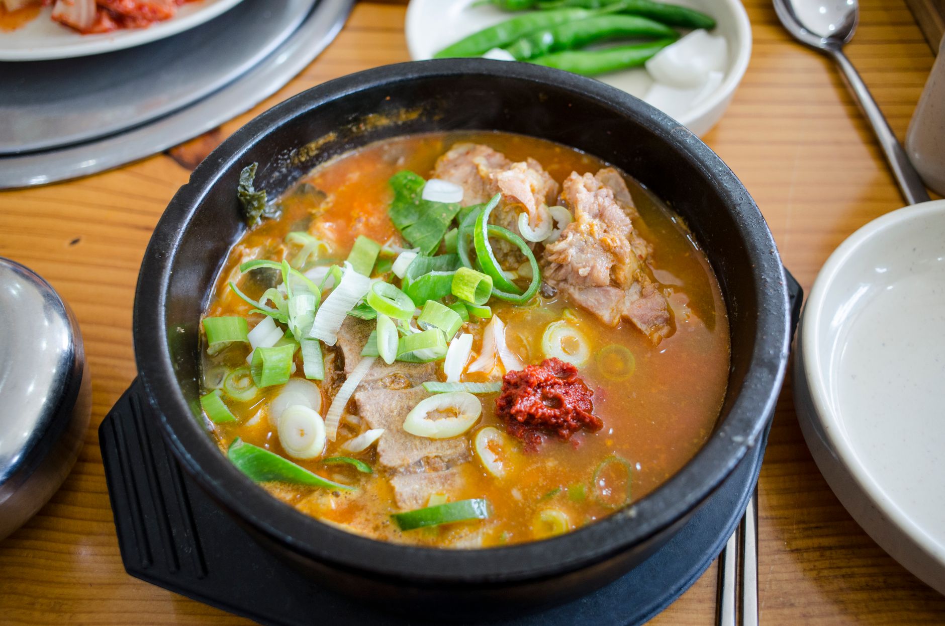 국밥집 식탁에 순댓국과 돼지국밥 두 그릇이 나란히 놓인 모습