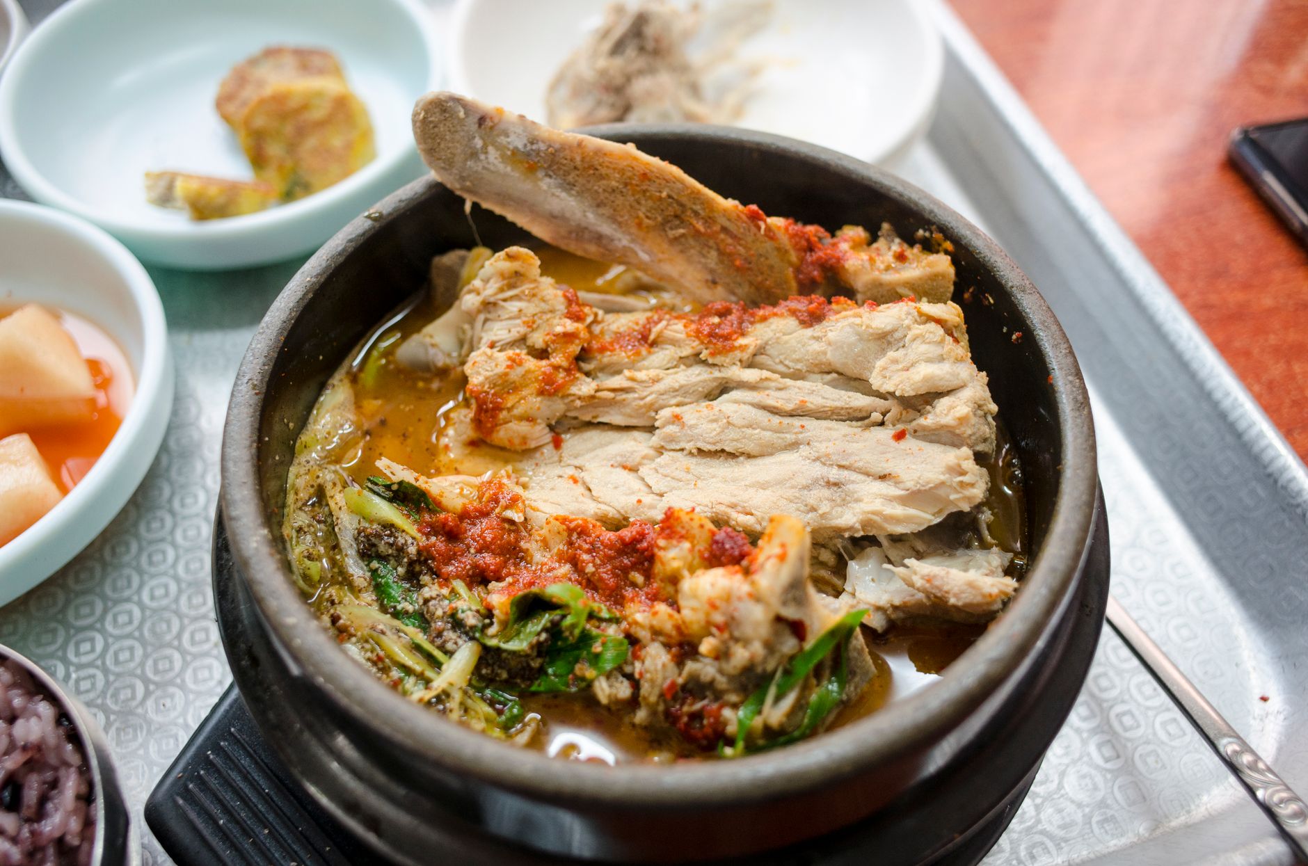 삶은 돼지고기 건더기가 또렷하게 보이는 돼지국밥 한 그릇