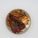 일식집 식탁에 놓인 윤기 나는 우나기동 한 그릇