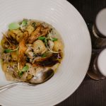 이탈리아 식당 테이블에 놓인 크림소스 뇨키 한 접시