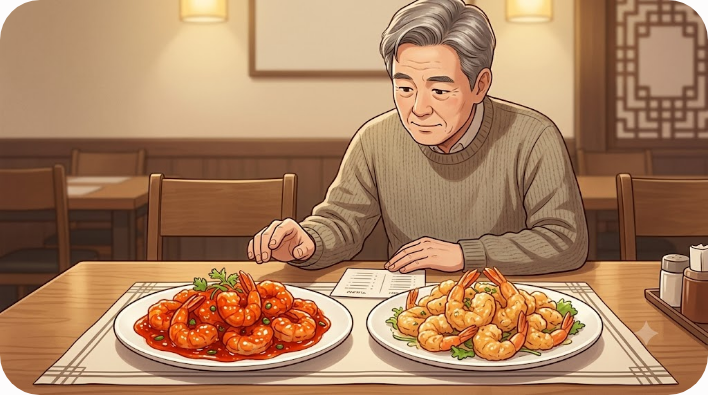 중식당 식탁에서 붉은 소스 새우 요리 두 접시를 비교하는 모습
