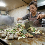 분식집 철판에서 순대와 곱창, 채소를 볶는 백순대 장면