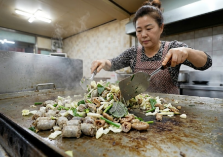 분식집 철판에서 순대와 곱창, 채소를 볶는 백순대 장면
