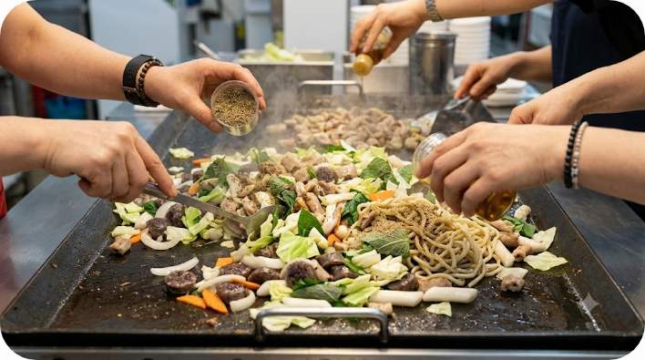 순대와 곱창, 채소, 쫄면을 함께 볶는 신림동식 백순대