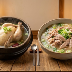 통닭이 담긴 삼계탕과 찢은 닭고기가 담긴 닭곰탕을 나란히 놓은 식탁