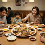 가족 식사 자리의 중식당 식탁에 놓인 유산슬 요리