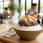 팥빙수 이름 뜻 여름 카페 테이블에 놓인 팥빙수 한 그릇