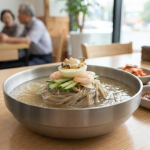 중화냉면 이름 뜻을 보여주는 오이 달걀 새우 고명의 차가운 중식 면 요리