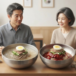 물냉면 비빔냉면 냉면집 식탁에 물냉면과 비빔냉면이 나란히 놓인 모습