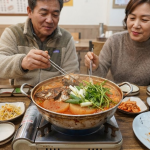 매운탕 이름 뜻 횟집 식탁에서 생선 머리와 무 대파가 끓고 있는 매운탕 냄비