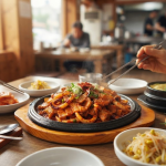오삼불고기 이름 뜻 한식당 식탁에 놓인 오징어와 삼겹살 오삼불고기