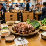 족발 이름 뜻 족발과 반찬이 차려진 한국 식당 테이블