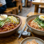 쫄면 비빔국수 분식집 식탁에 쫄면과 비빔국수가 나란히 놓인 모습
