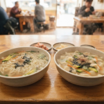 칼국수 수제비 비슷한 국물에 긴 면발과 납작한 반죽이 각각 담긴 칼국수와 수제비