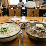 콩국수 냉면 여름 식당에서 콩국수와 냉면이 나란히 놓인 모습